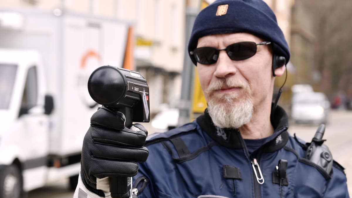 Poliisi mittaa tutkalla nopeuksia Helsingissä.