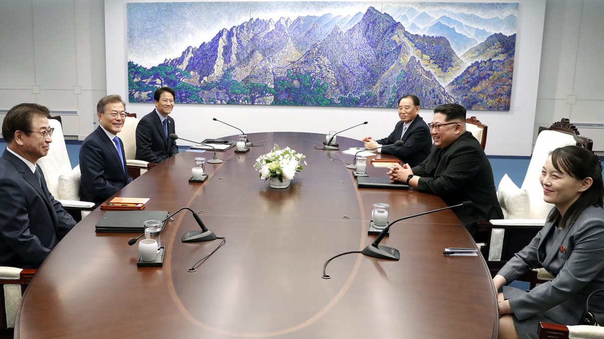Kim Jong-un ja Moon Jae-in tapaavat Panmunjomissa.