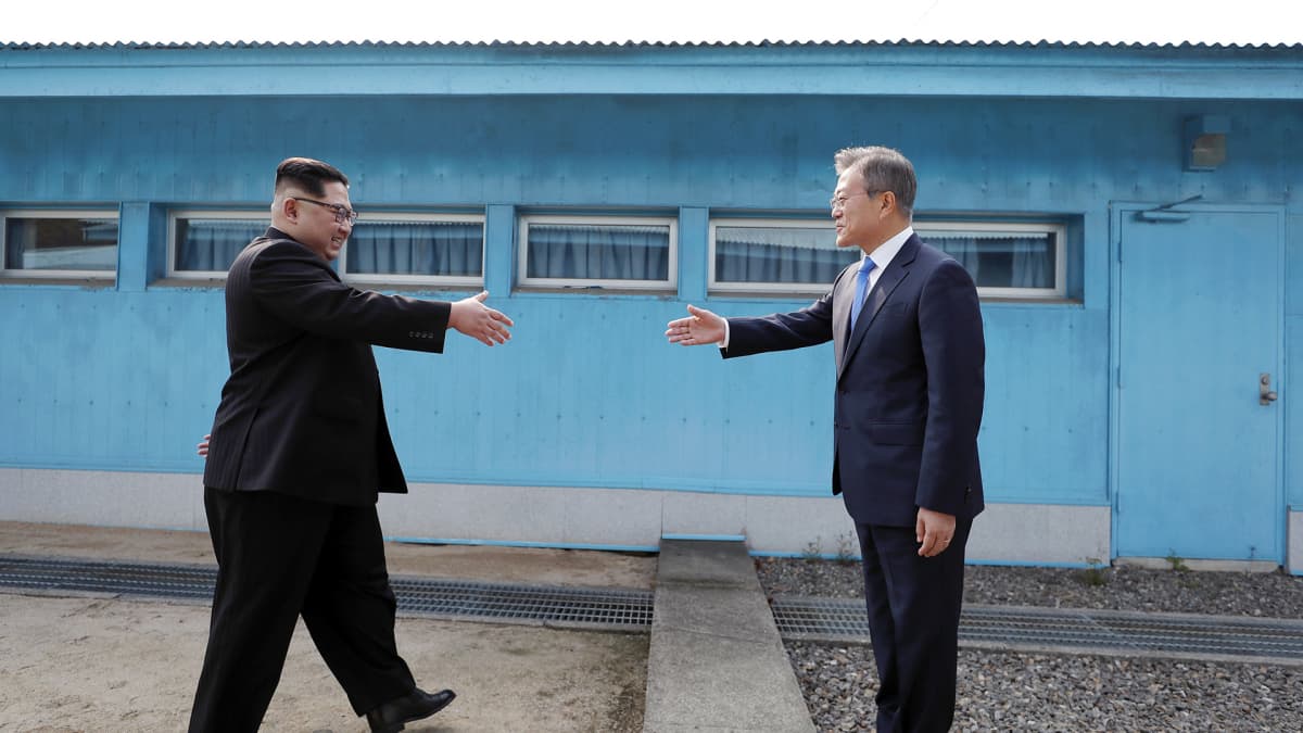 Kim Jong-un ja Moon Jae-in kättelevät Koreoiden rajalla.