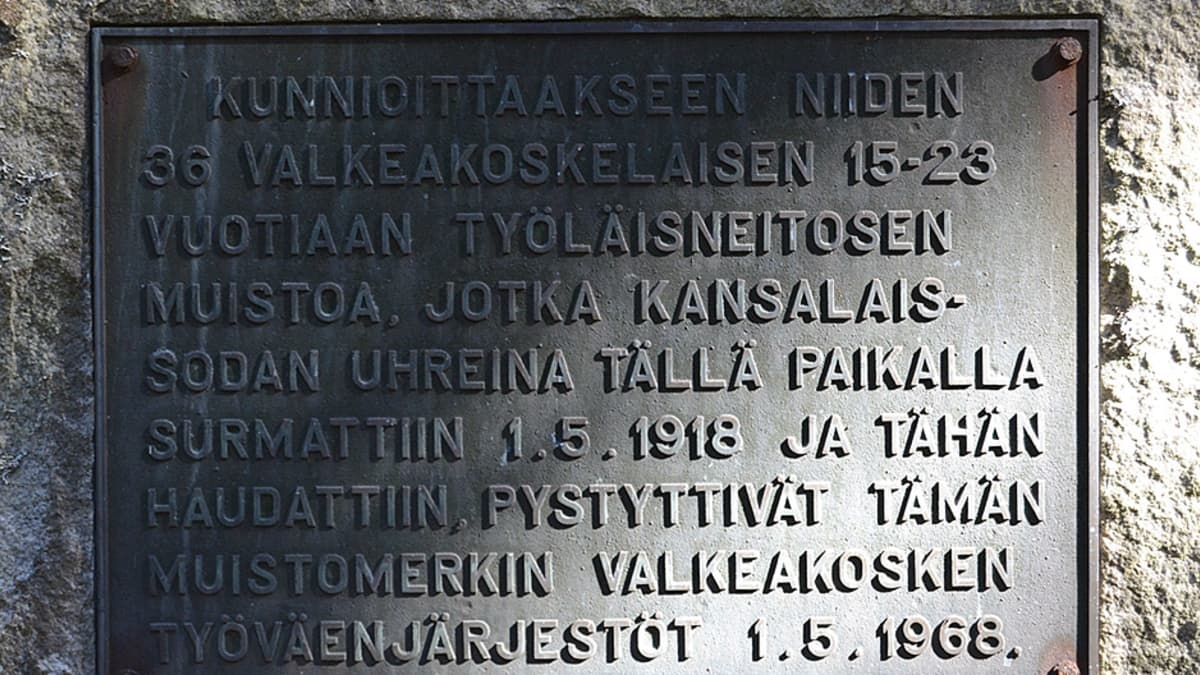 Muistolaatassa teksti: Kunnioittaakseen niiden 36 valkeakoskelaisen 15-23 vuotiaan työläisneitosen muistoa, jotka kansalaissodan uhreina tällä paikalla surmattiin 1.5.1918 ja tähän haudattiin, pystyttivät tämän muistomerkin Valkeakosken työläisjärjestöt 1.5.1968.