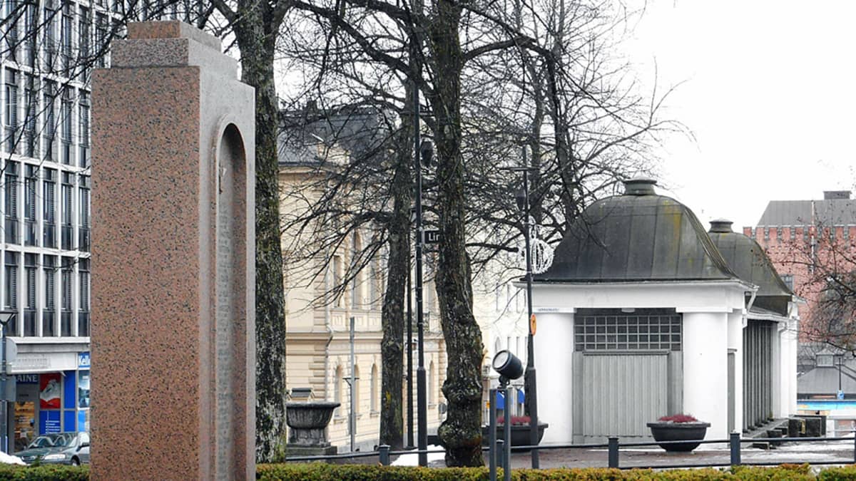 Muistomerkki Hämeenlinnan kirkkopuistossa