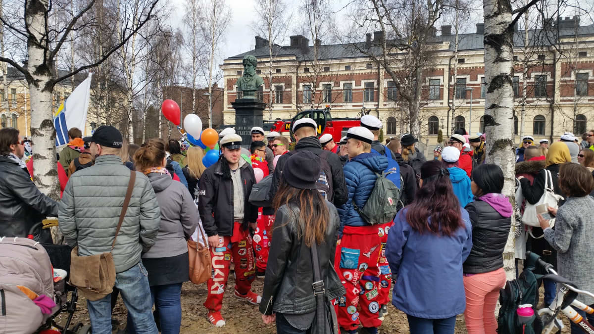 Vappujuhlijoita ja ylioppilaita Oulun Franzénin puistossa vappuaattona.
