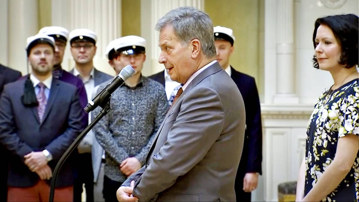 Sauli Niinistö ja Jenni Haukio vastaanottavat perinteiset vapputervehdyksen Ylioppilaskunnan Laulajilta 1. toukokuuta 2018.