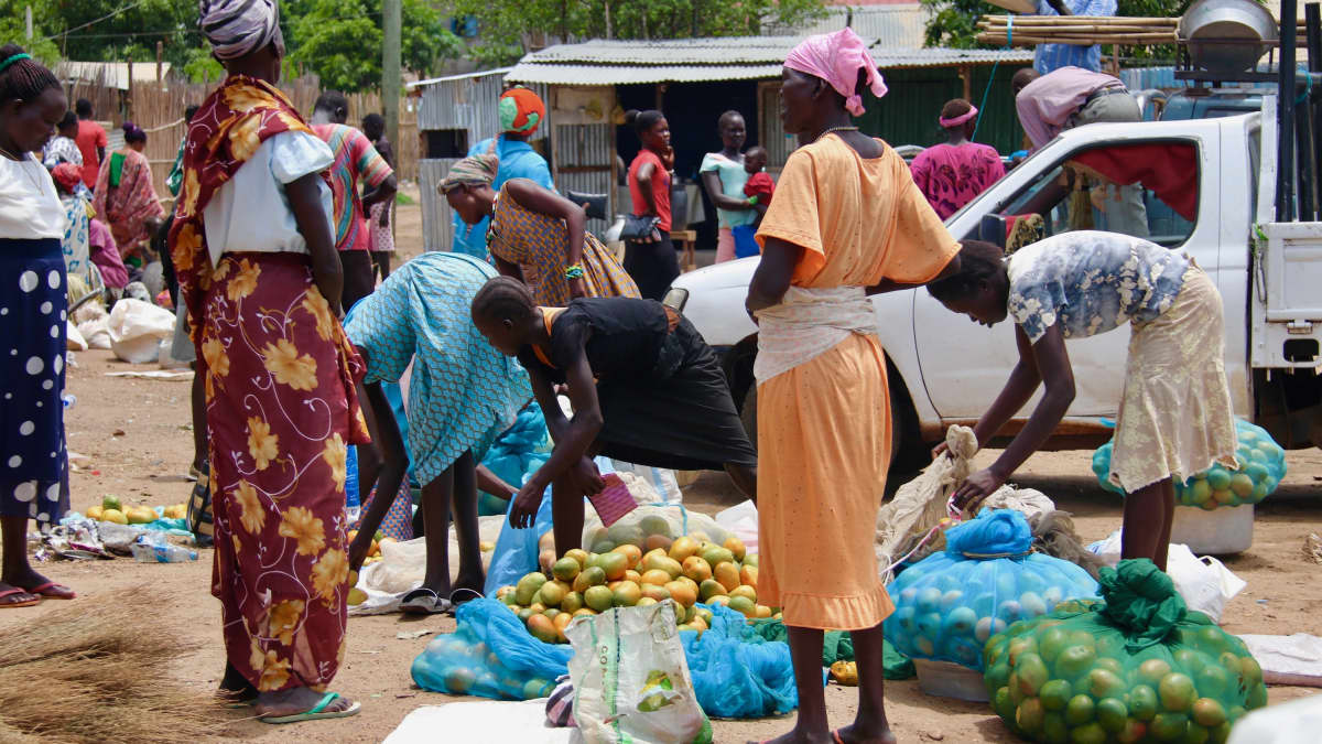 Mangoja myyvät naiset Libya-markkinoilla Jubassa.