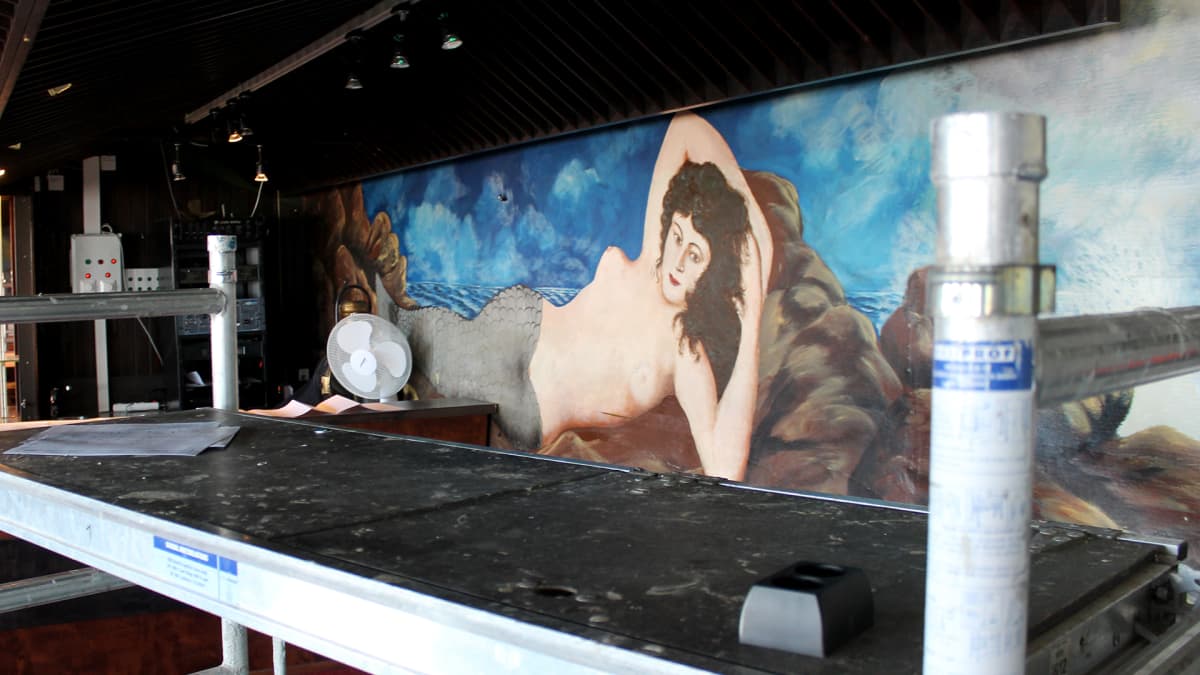 Merenneitomaalaus ravintolan Kairon seinässä