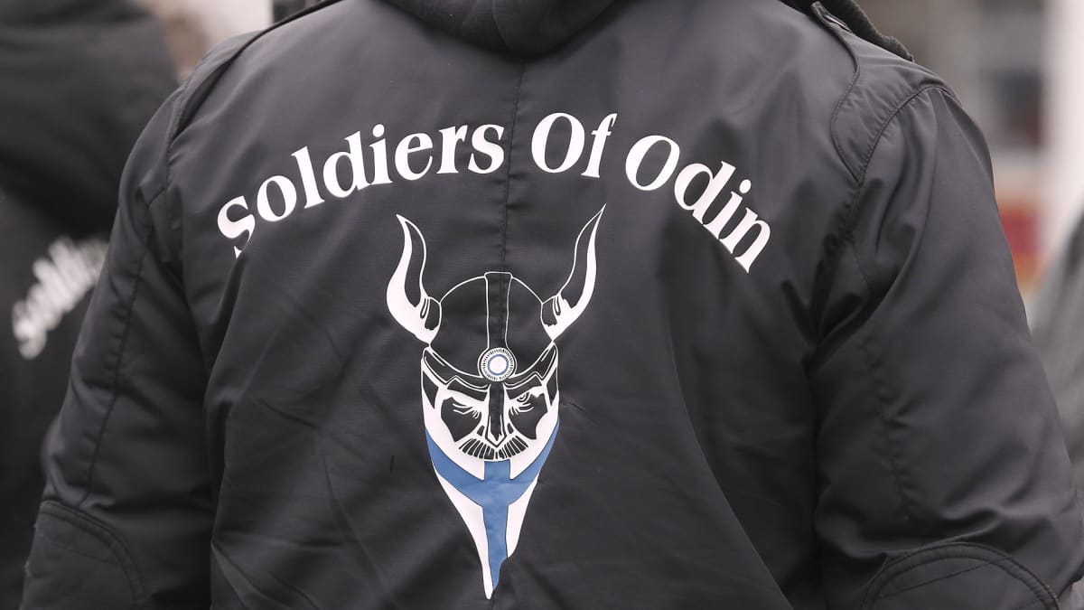 Soldiers of Odinin logo takin selässä.