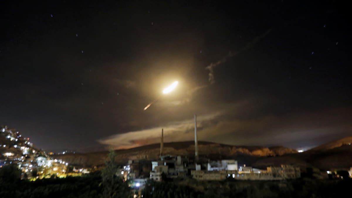 Syyrian ilmapuolustuksen ohjus öisellä taivaalla.