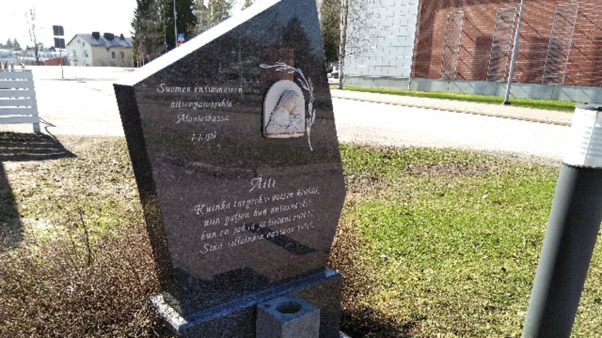 Alavieskassa paljastettiin Äiti-patsas vuonna 2002.