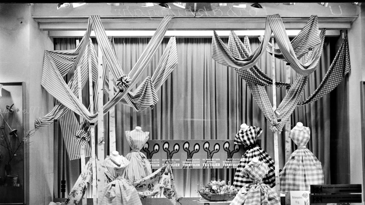 Kankaita ja mekkoja näyteikkunassa äitienpäivää ennakoiden keväällä 1958.