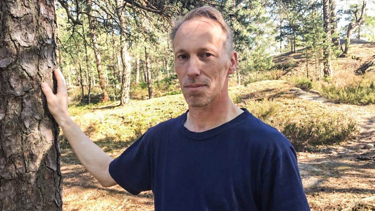 Kenneth Wickström seisoo puun vieressä.