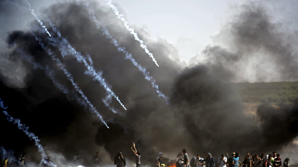Kyynelkaasua leviää palestiinalaisten mielenosoittajien päälle.