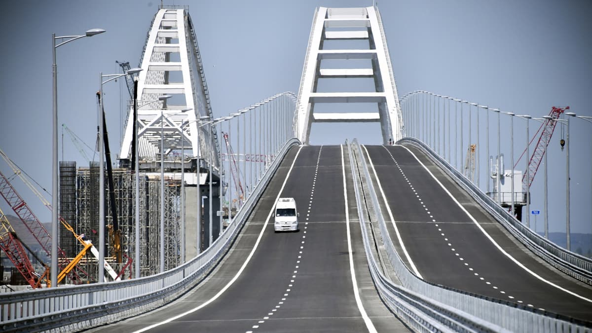 Auto vasta-avatulla Krimin sillalla.