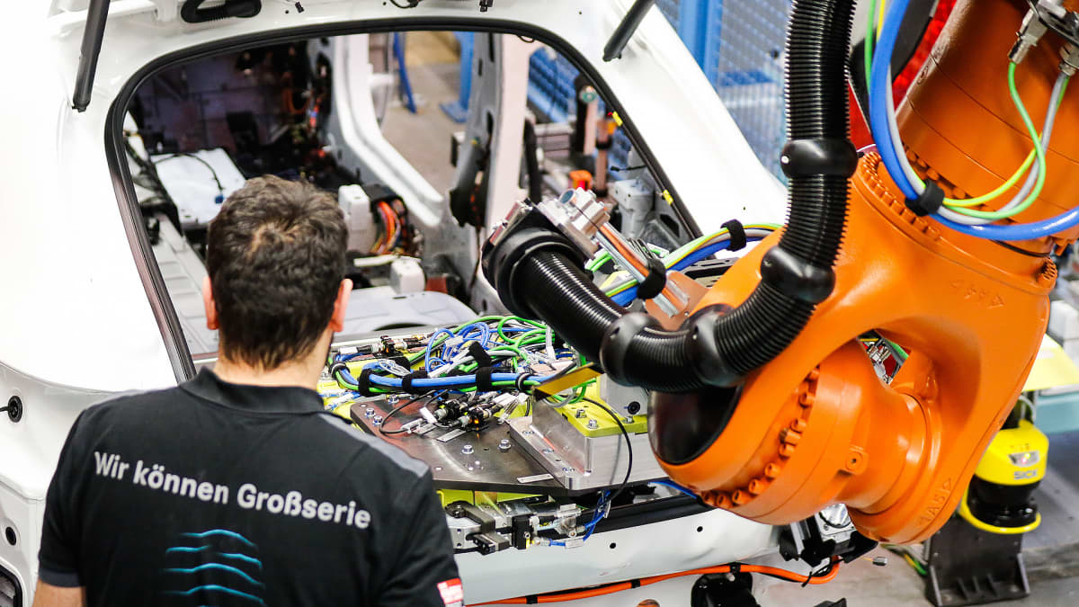 Robotti asentaa hybridiauton akkua Mercedeksen tehtaalla Bremenissä, Saksassa.