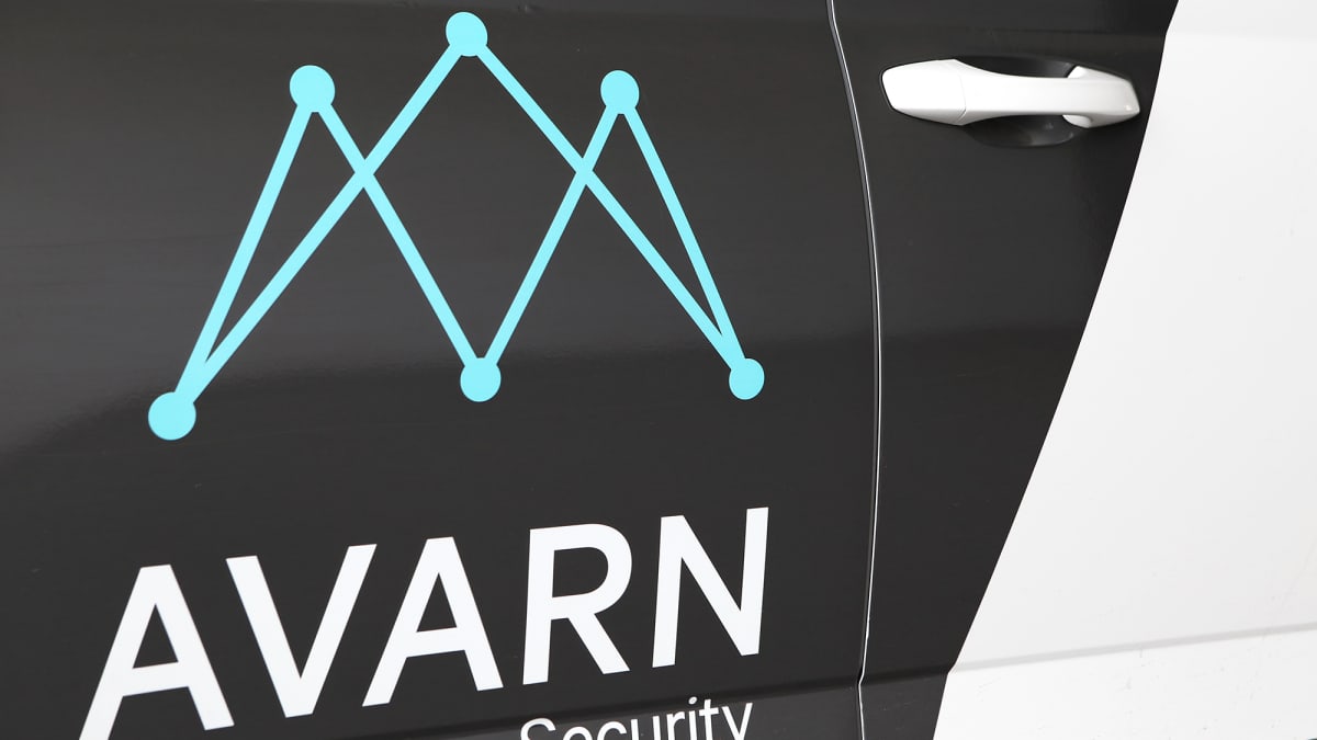 Avarn Securityn logo auton ovessa.