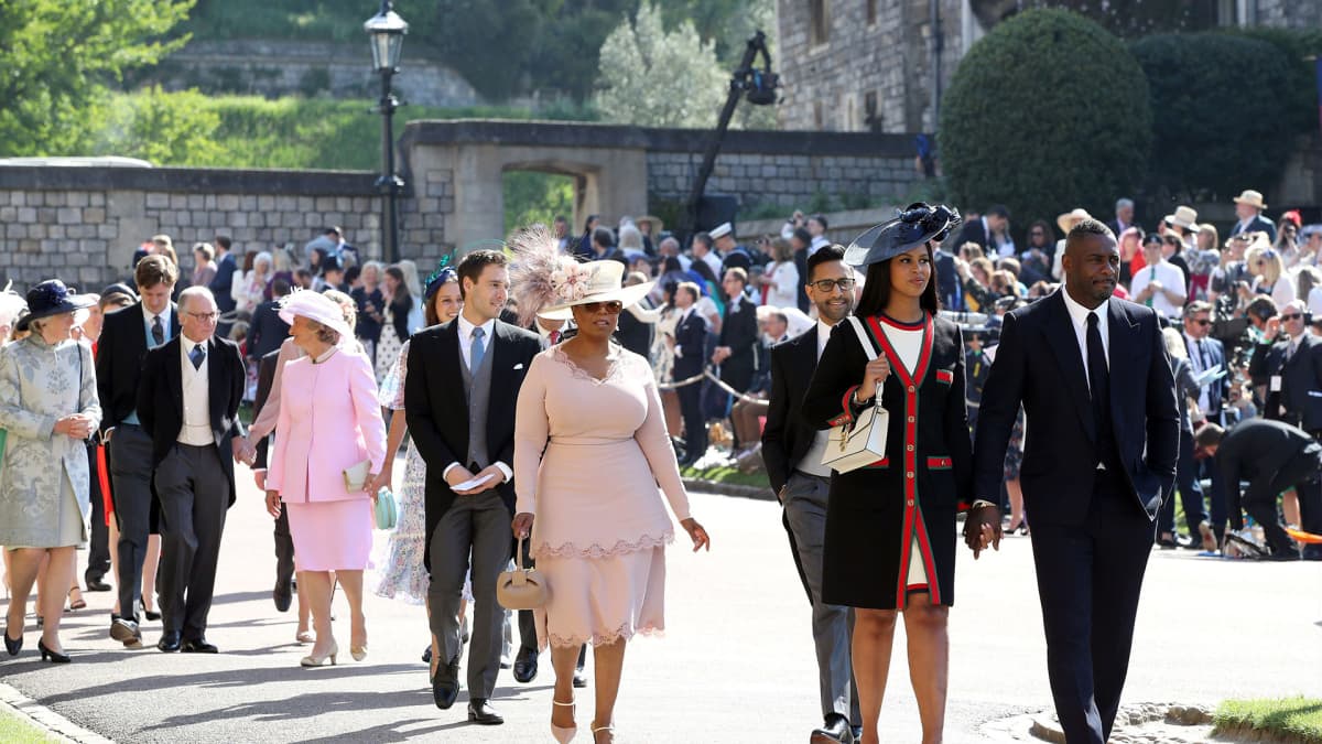 Brittinäyttelijä Idris Elba, hänen morsiamensa Sabrina Dhowre, tv-kasvo Oprah Winfrey ja prinssi Harryn ystävä, laulaja James Blunt saapumassa juhlapaikalle.