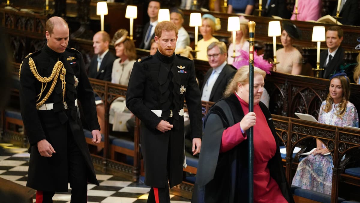 Prinssi Harry asteli kirkon käytävää seuranaan veljensä prinssi William.