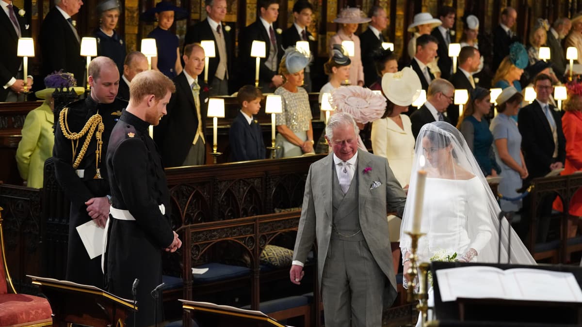 Prinssi Charles luovutti morsiamen pojalleen.