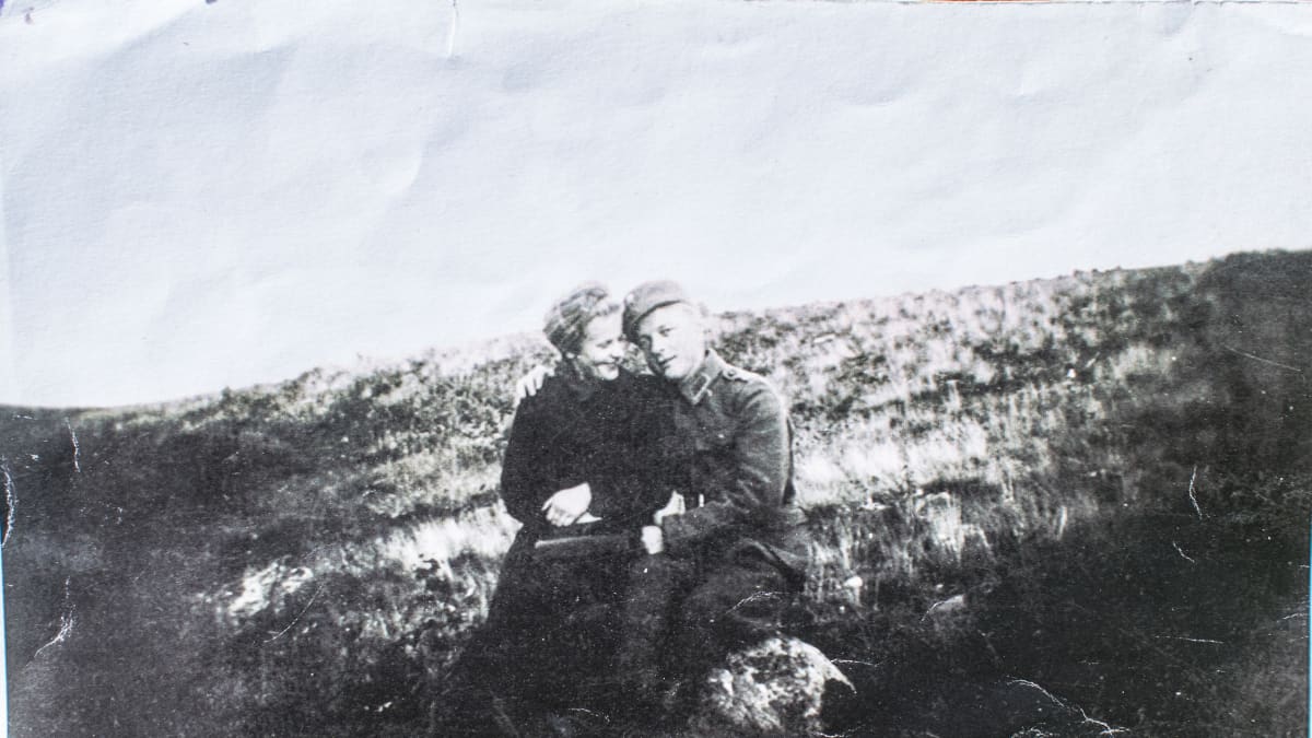 Lyyli ja Veikko Vassinen istumassa Jyväskylän harjulla sota-aikaan.