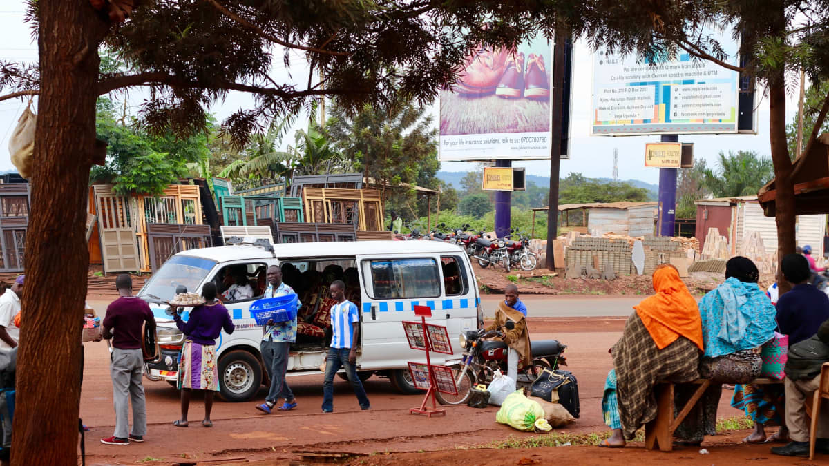 Kadunmyyjiä Ugandan Jinja-kaupungissa.