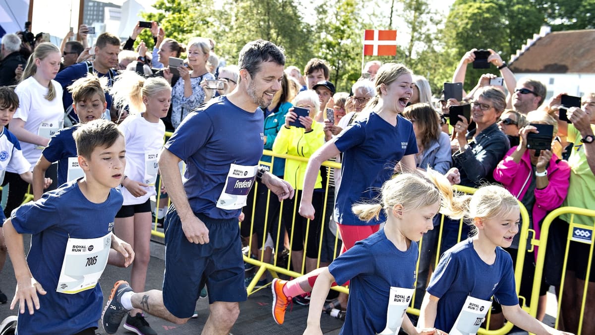Tanskan kruununprinssi Frederik juoksee hänen 50-vuotisjuhlien vuoksi järjestetyssä Royal Run -juoksutapahtumassa Aalborgissa.