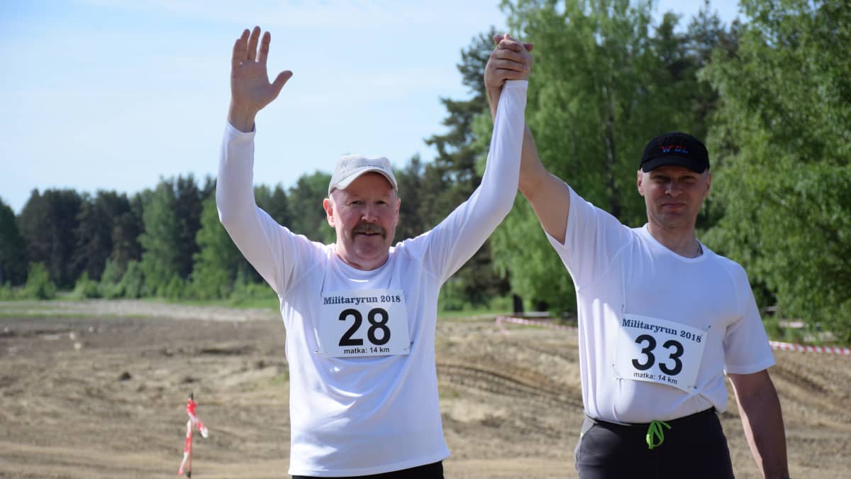 Sami Ylämurto ja Jukka Stol Military run -juoksutapahtuman lähtöviivalla.