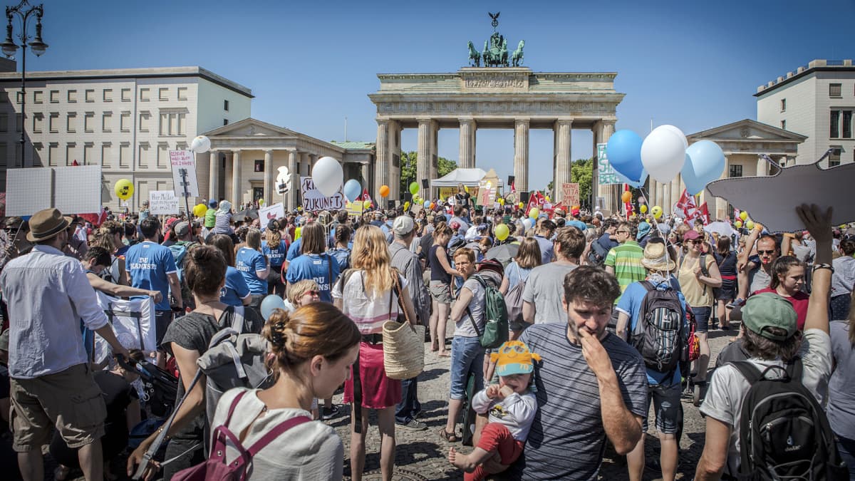 Arviolta kolmetuhatta ihmistä osallistui Berliinissä lauantaina mielenosoitukseen, jossa vaadittiin lisää päiväkotipaikkoja.