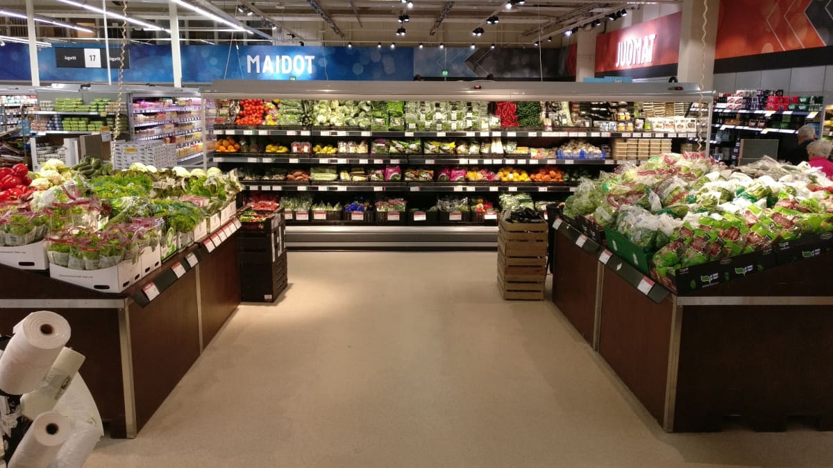 Kauppojen salaattihyllyillä riittää valinnanvaraa kuluttajille.