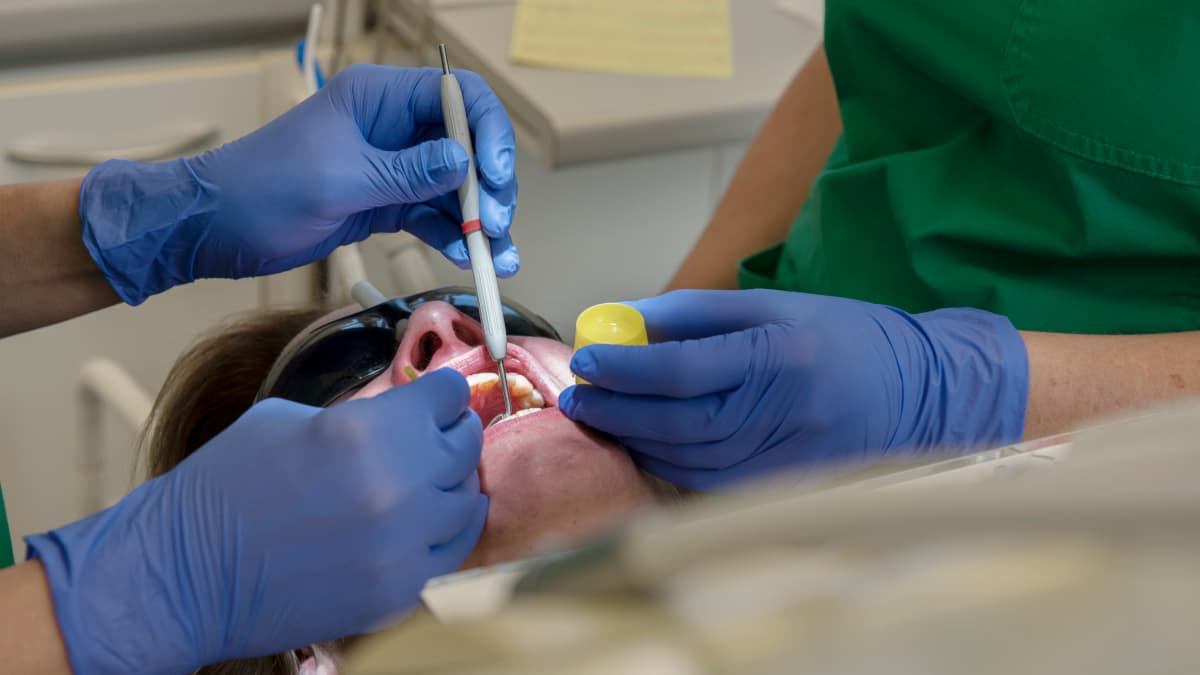 Potilaan hampaita hoidetaan hammaslääkärissä.