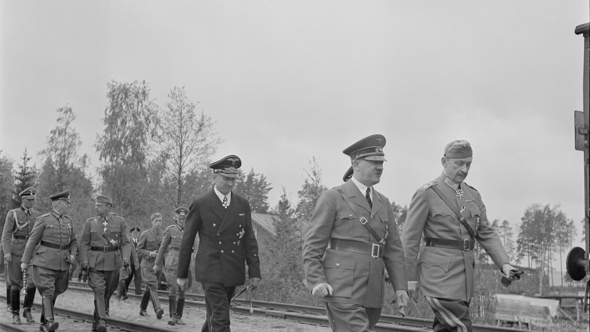 Adolf Hitler kävelee marsalkka Mannerheimin vieressä