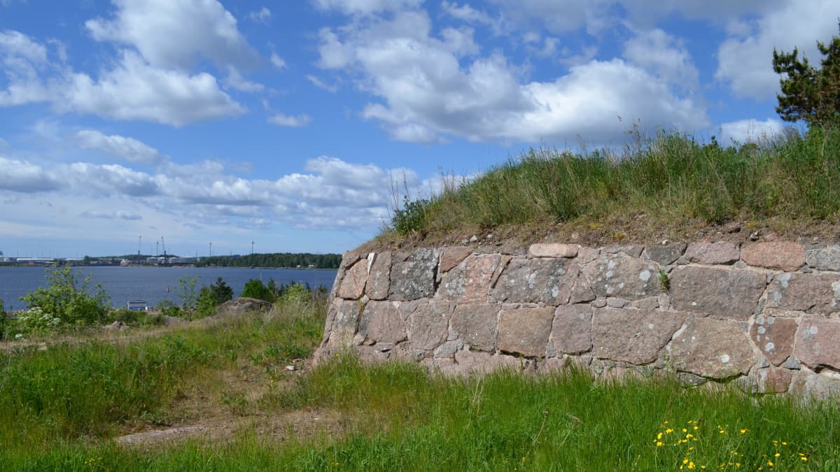 Fort Katariinan linnoituksen muuria, taustalla HaminaKotkan sataman Mussalon rakenteita.