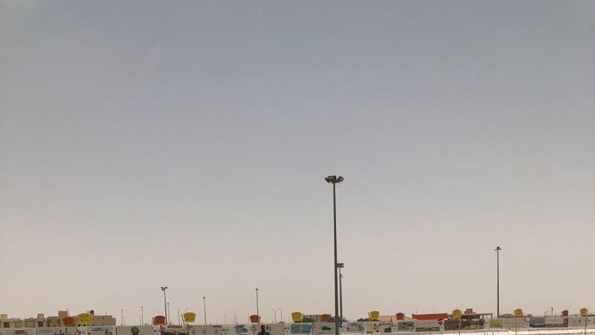 Saudiarabialainen ajokoe, jossa virkailija seisoi auton ulkopuolella.
