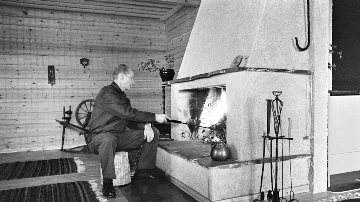Yrjö Keinonen kesämökillään.