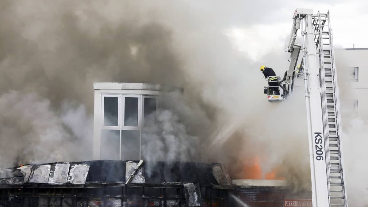 Pelastuslaitos sammuttaa tulipaloa Jyväskylän Palokassa sijaitsevassa K-Marketissa.
