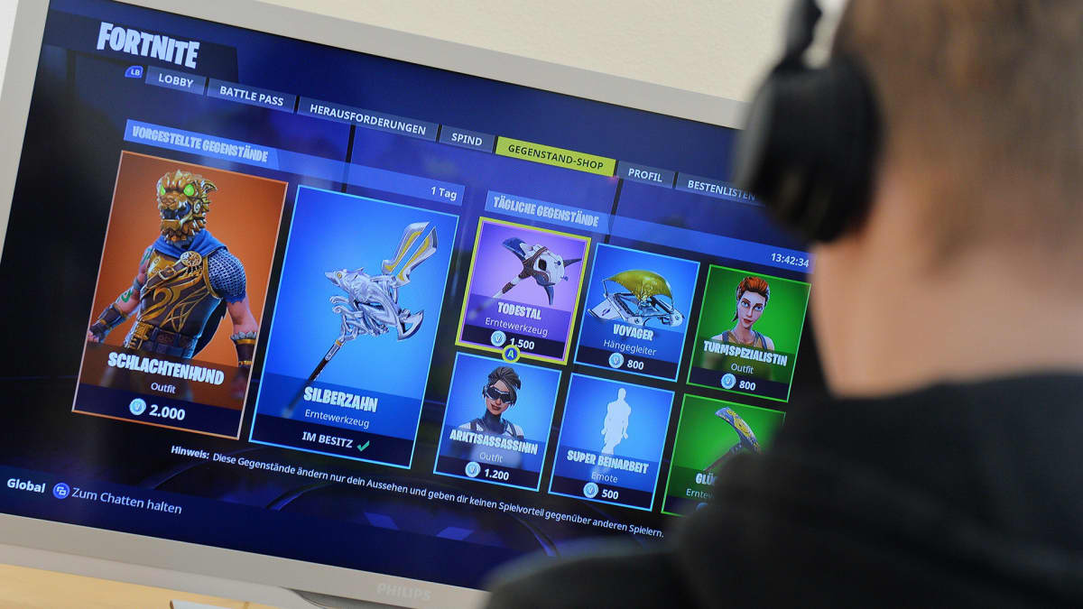 Poika pelaa Fortnite -peliä.