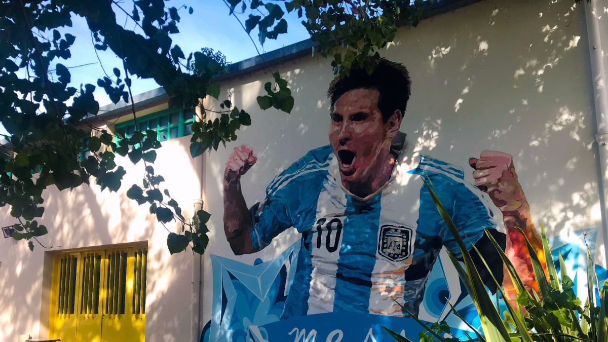 Seinämaalaus Messistä koristaa tämän ensimmäistä koulua Rosariossa.