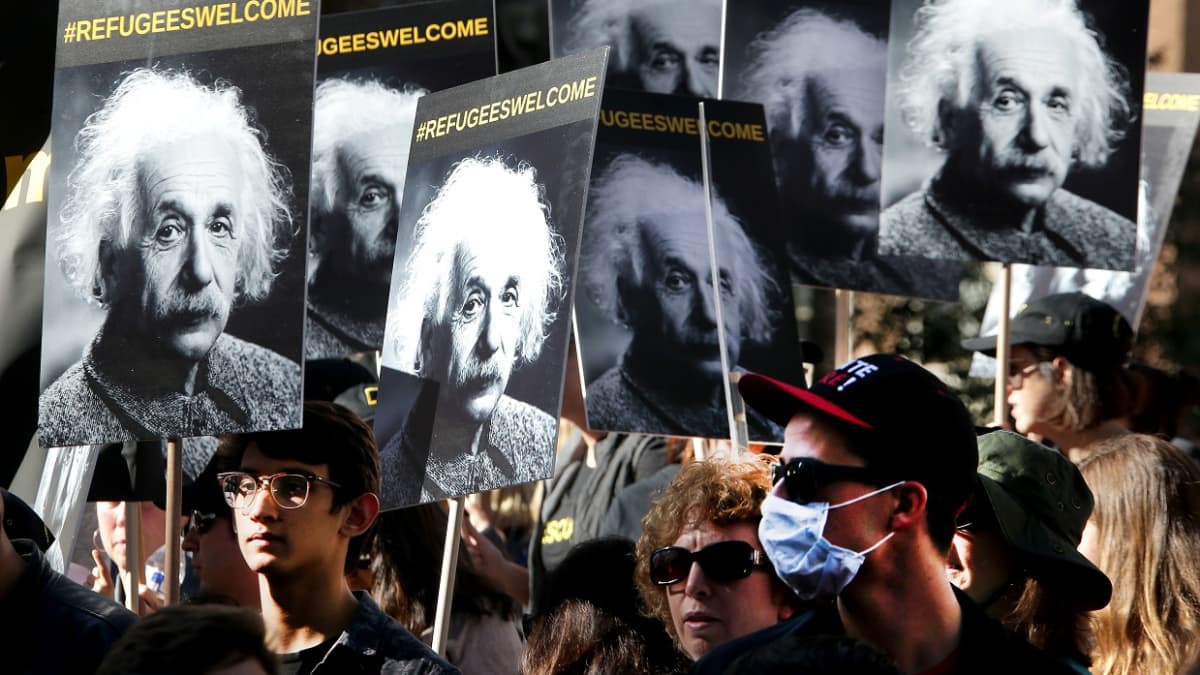Einstein mielenosoittajien esikuvana Kansainvälisenä pakolaispäivänä. Los Angeles 18.12.2016.