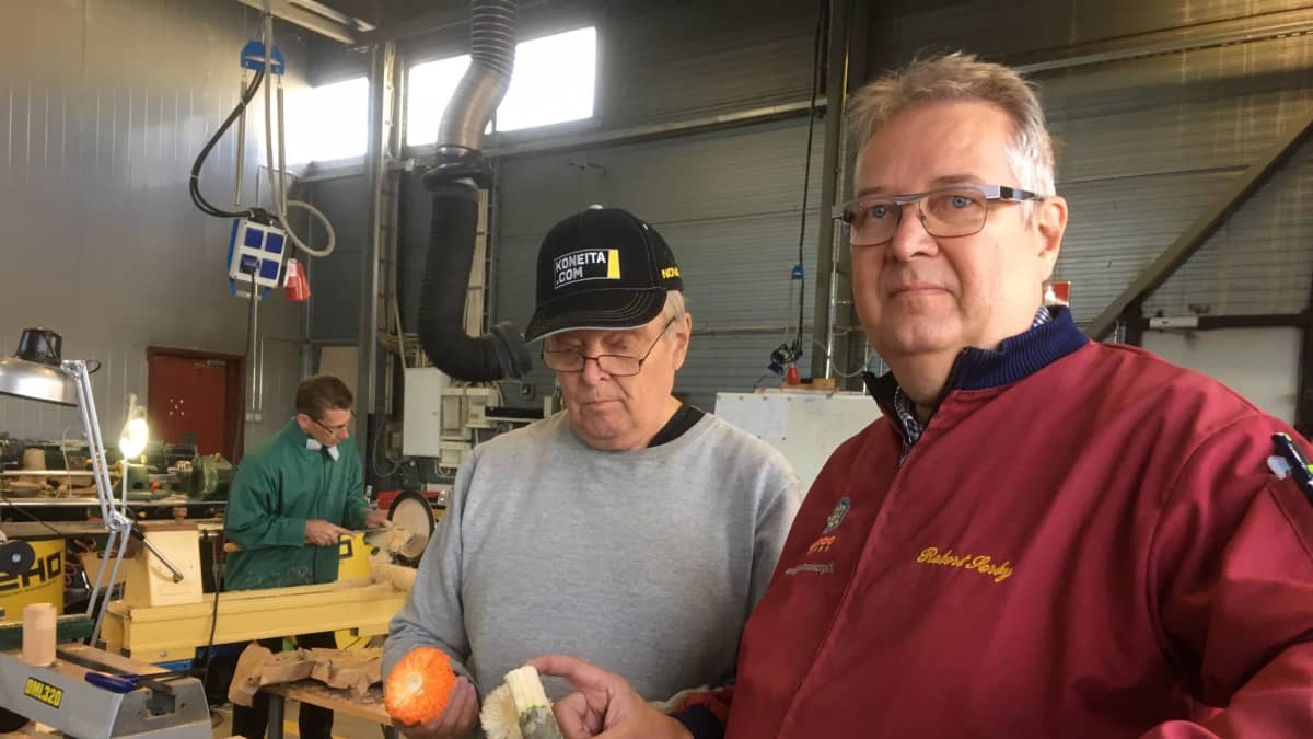 Martti Koivumäki (vasemmalla) ja Kari Kulmakorpi ovat kesän 2018 sorvausleirin järjestäjiä Kauhavalla.
