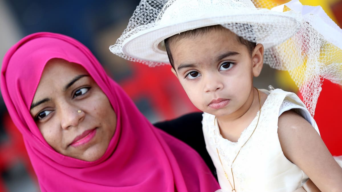 Saudi-Arabian Riadissa nainen oli pukenut tyttärensä uusiin juhlavaatteisiin.