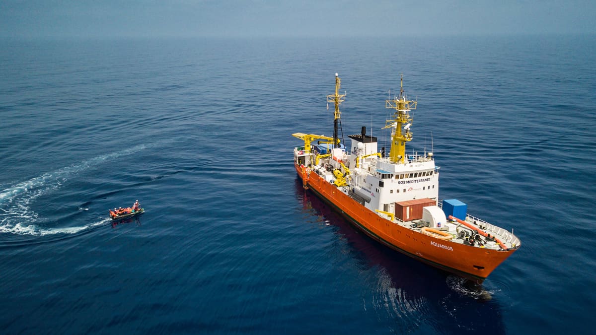 Aquarius -alus Libyan rannikolla pelastustoimissa huhtikuussa 2018.