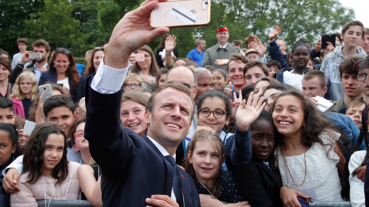Presidentti Emmanuel Macron otti yhteis-selfieitä yleisön kanssa Suresnesissä 18. kesäkuuta pidetyssä tilaisuudessa.