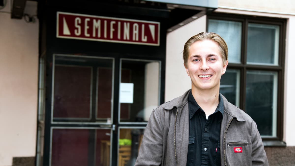 Mikko Merimaa Semifinal-klubin edessä.