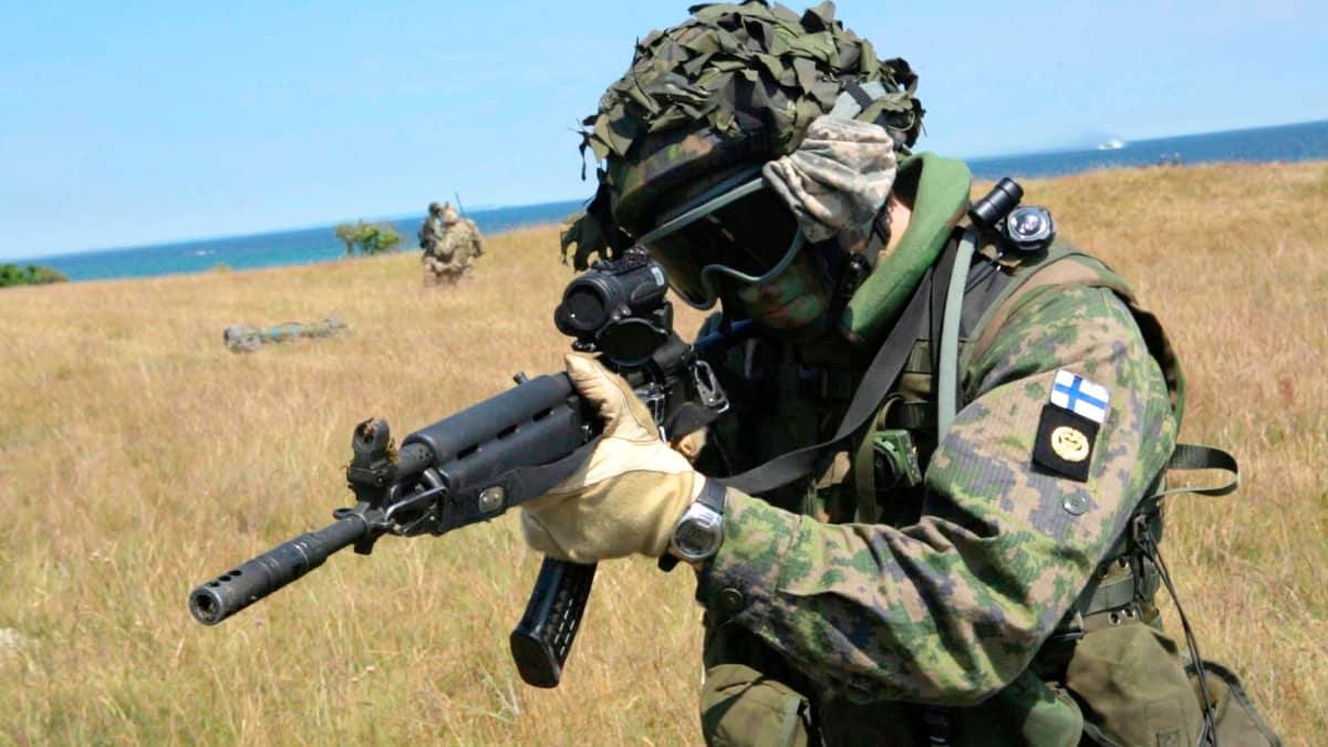 Suomalaissotilas yhteisharjoituksessa heinäkuussa 2015 Ravlundassa, Ruotsissa.
