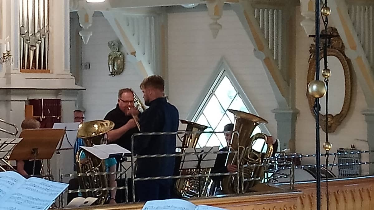 Arto Kallio soittaa bassopasuunaa Kälviän kirkossa musiikkileirin konsertissa.