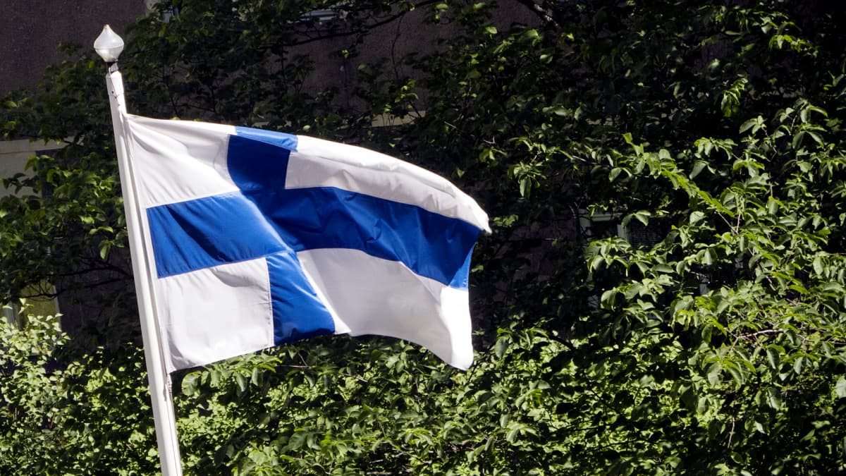 Suomen lippu heiluu salossa.