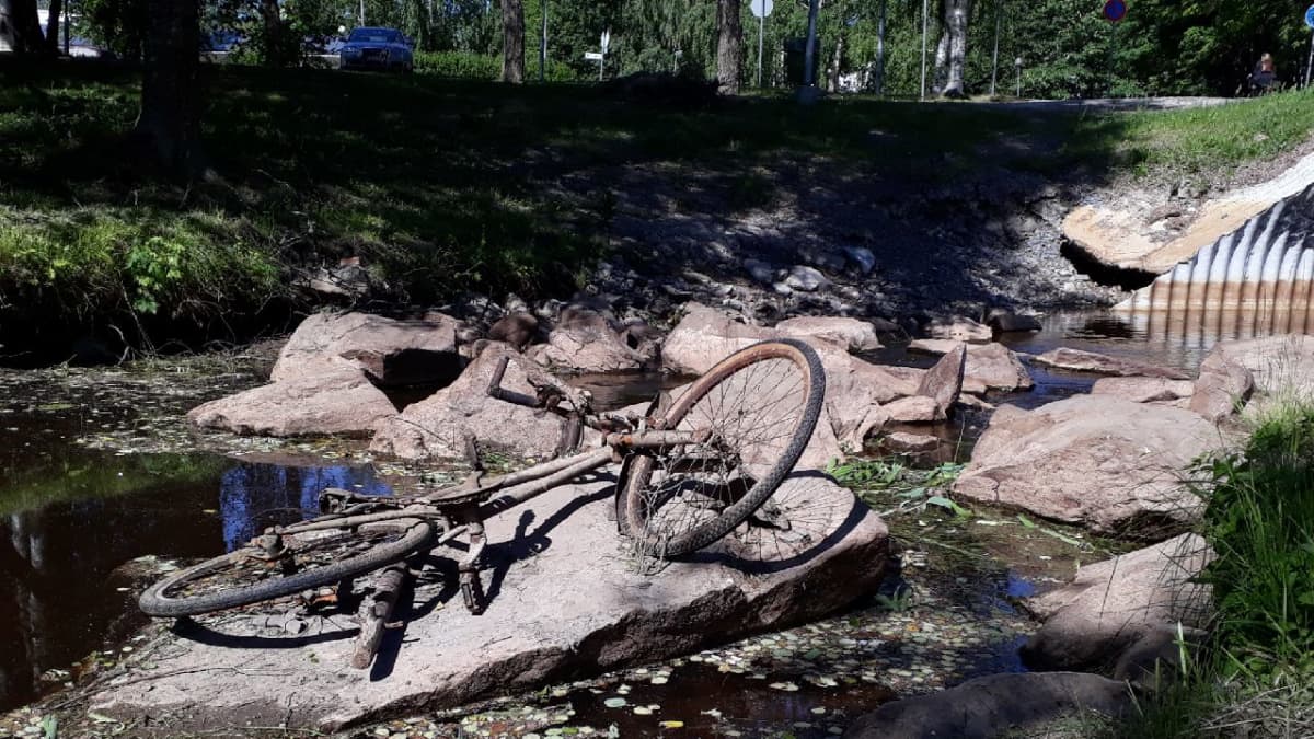 Kuivuuden paljastama polkupyörä joen pohjassa Seinäjoella.