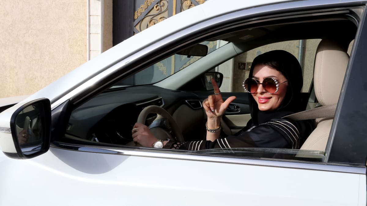 Saudi-Arabialainen nainen ajaa