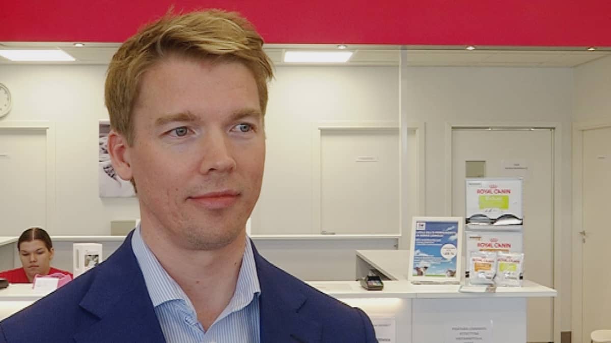 Omaeläinkilinikan toimitusjohtaja Kustaa Piha yrityksen vastaanotolla Hämeenlinnassa.