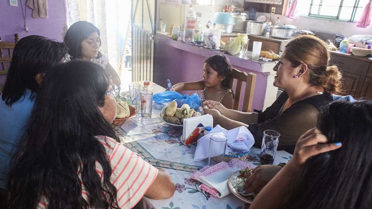 Sunnuntaisin Marisol Vázquez Ramos ja suvun muut naiset kokoontuvat syömään yhdessä. Miehet ovat jättäneet perheensä tai naiset ovat itse lähteneet väkivallan vuoksi.
