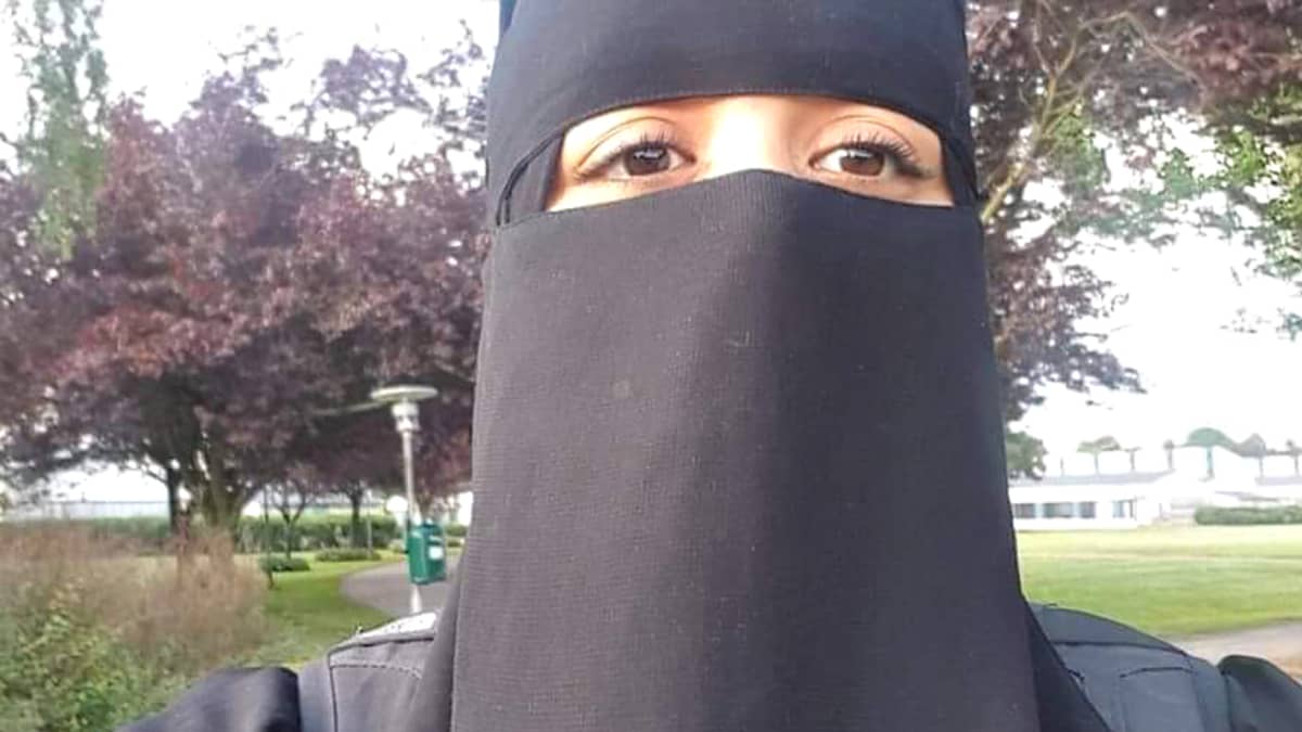 Tanskalainen Lene Galia käyttää kasvot peittävää niqabia.
