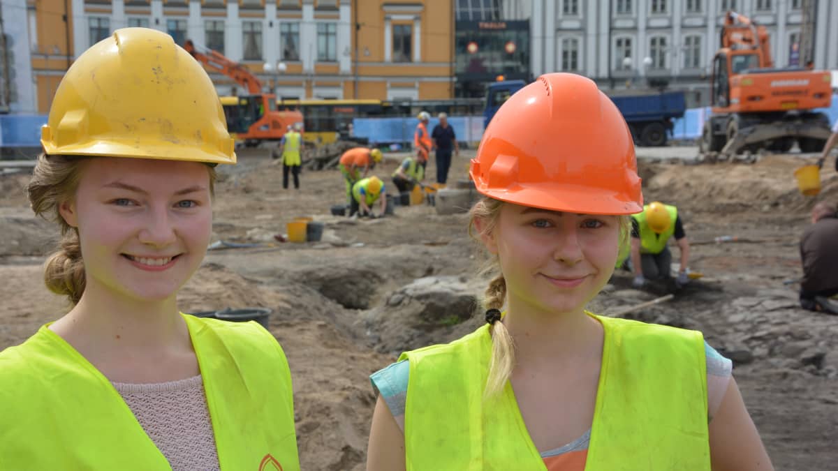 Veronica Lee ja Sesilia Niehaus (arkeologian opiskelijat, Turun kauppatorin kaivaukset)